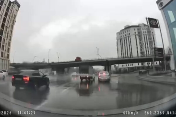 «Мне надо – значит пропускайте»: в Ташкенте водитель грузовичка едва не устроил ДТП из-за пропущенного поворота