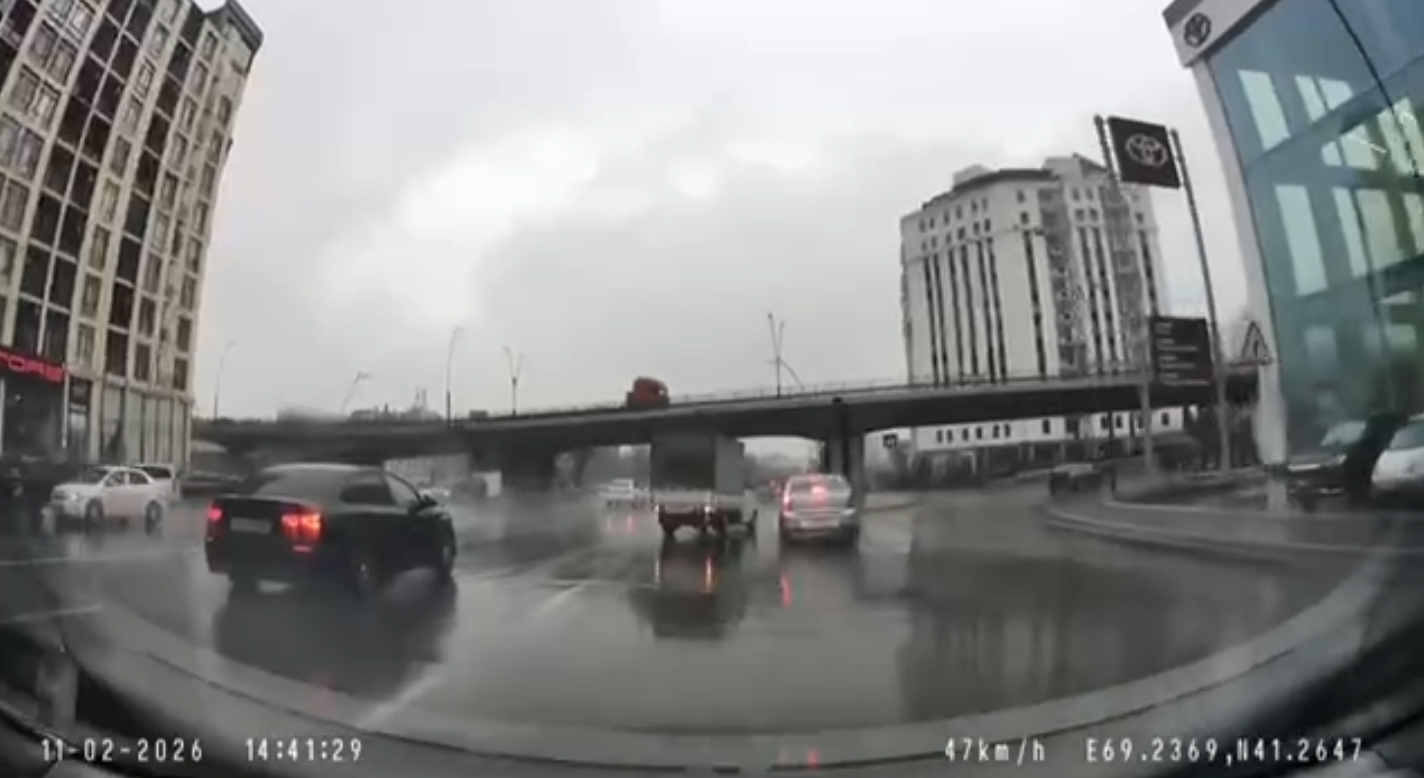 «Мне надо – значит пропускайте»: в Ташкенте водитель грузовичка едва не устроил ДТП из-за пропущенного поворота