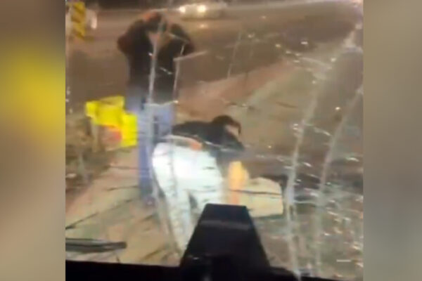 В Ташкенте автобус сбил курьера на электровелосипеде: что известно о ДТП