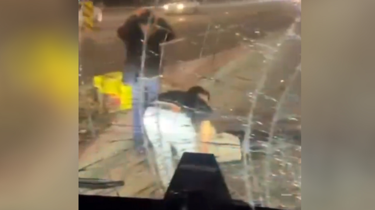 В Ташкенте автобус сбил курьера на электровелосипеде: что известно о ДТП