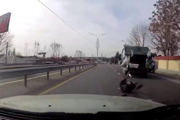 На дорогах всё возможно: в Ташкентской области мужчина выпал из кузова мусоровоза прямо под колёса другого авто