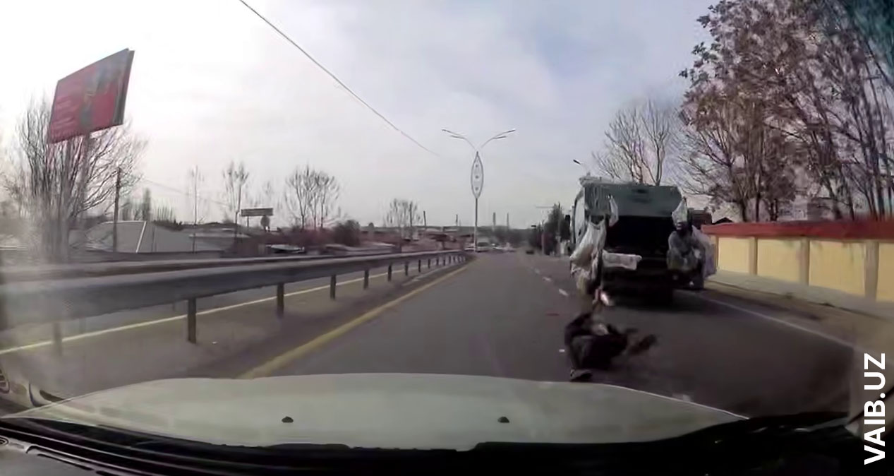 На дорогах всё возможно: в Ташкентской области мужчина выпал из кузова мусоровоза прямо под колёса другого авто