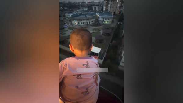 Ребёнок на балконе ради лайков? В Ташкенте обсуждают опасное видео