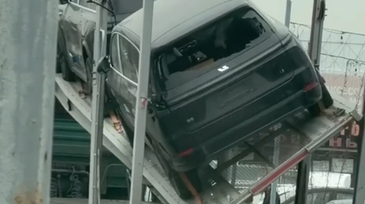 В Ташкенте у автовоза с кроссоверами L9 обрушился верхний ярус: повреждён как минимум один автомобиль