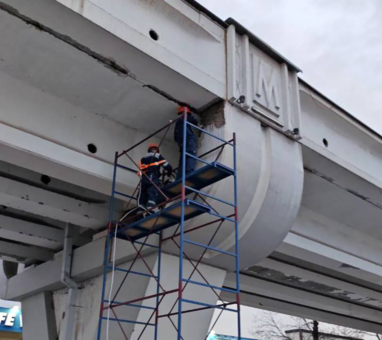 Куски облицовки с эстакады метро повредили автомобиль в Ташкенте: вопрос компенсации повис в воздухе