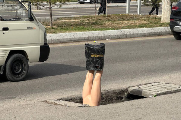 Фото дня: "пугала" вместо благоустройства в Юнусабадском районе Ташкента