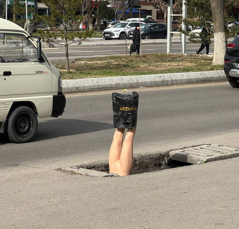 Фото дня: «пугала» вместо благоустройства в Юнусабадском районе Ташкента