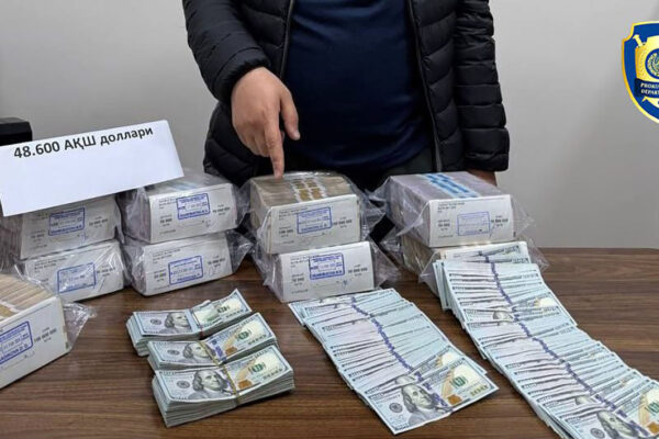 В Ташкенте задержали валютчика при продаже почти 50 тысяч долларов
