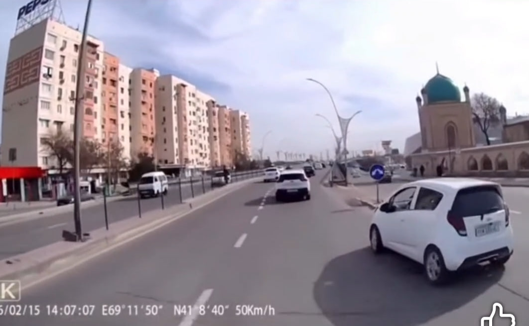 Король дороги: водитель Spark устроил разборки прямо на мосту в Ташкенте