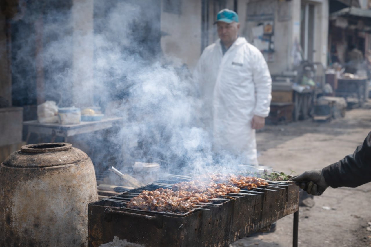 В Ташкенте взялись за самсушные и шашлычные: точки с дымом на тротуарах начали закрывать