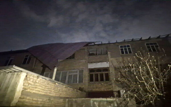 В Бухаре сильный ветер сорвал часть крыши многоквартирного дома