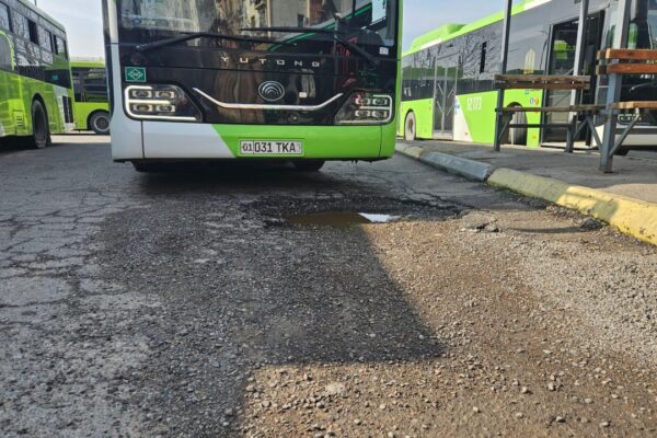 В Ташкенте начали приводить в порядок конечные остановки автобусов