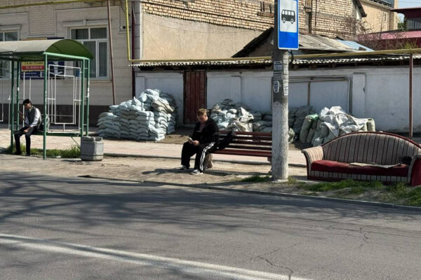 Когда не дождались «умных»: в Ташкенте нашли самую народную остановку с диваном