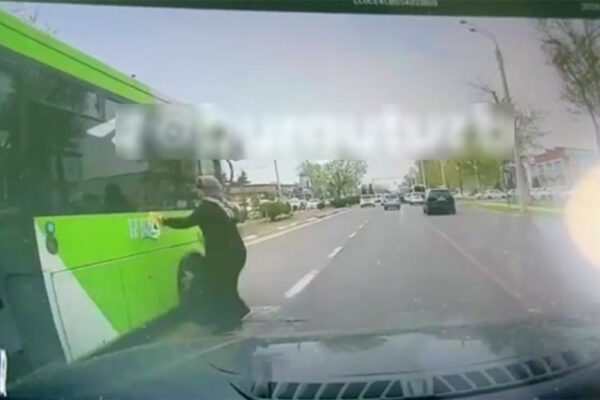 Автобус пролетел в миллиметрах: в Ташкенте снова чуть не случилась трагедия на «зебре» Автобус пролетел в миллиметрах: в Ташкенте снова чуть не случилась трагедия на «зебре»