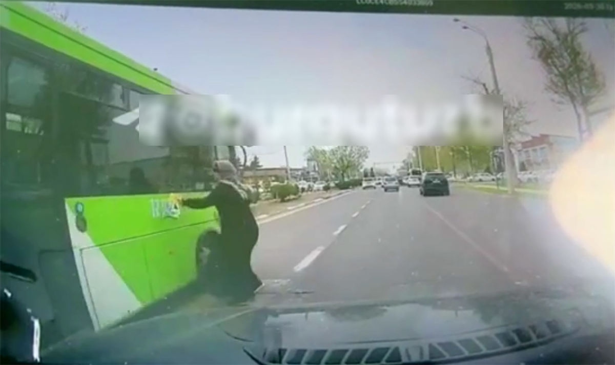 Автобус пролетел в миллиметрах: в Ташкенте снова чуть не случилась трагедия на «зебре»