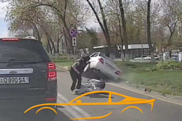 Пешеходы против здравого смысла: девушки выбежали под машину и устроили серьёзное ДТП Пешеходы против здравого смысла: девушки выбежали под машину и устроили серьёзное ДТП