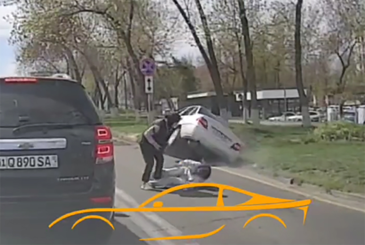 Пешеходы против здравого смысла: девушки выбежали под машину и устроили серьёзное ДТП