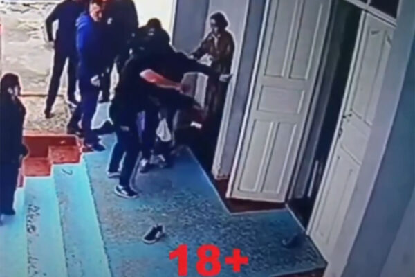 Нападение возле школы: в Маргилане мужчина избил женщину и пятиклассника