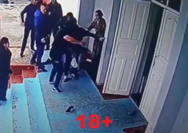 Нападение возле школы: в Маргилане мужчина избил женщину и пятиклассника