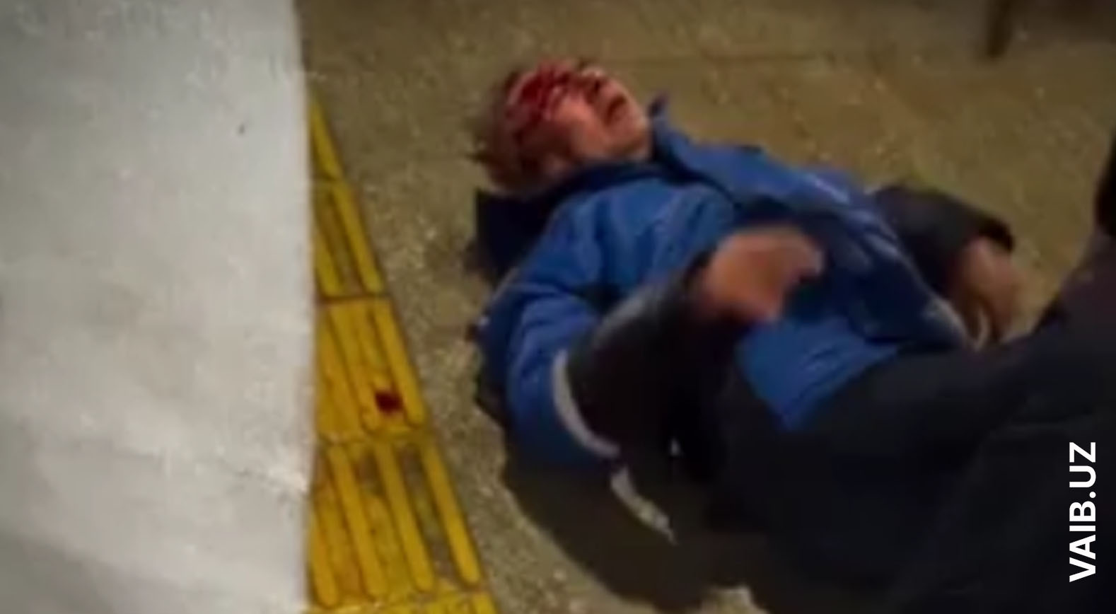 Кровь на тротуаре: в Ташкенте мужчина избил знакомого прямо на улице