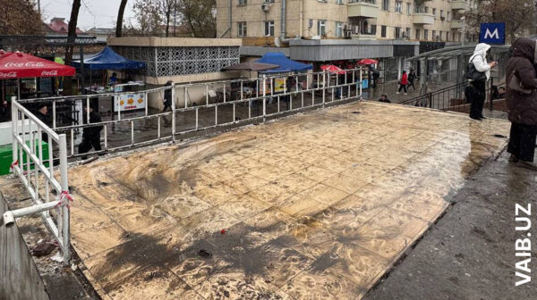 Остановку снесли, пассажиров оставили под дождём: что происходит у станции метро «Буюк ипак йули»