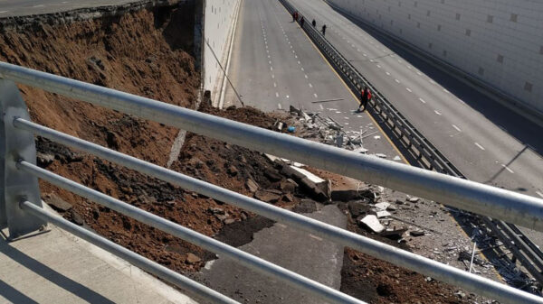 Власти Ташкента: одной из причин обвала дороги на путепроводе могли стать сильные дожди