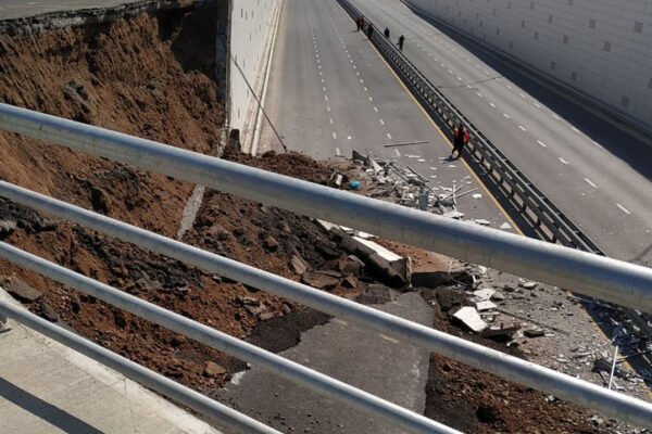 Власти Ташкента: одной из причин обвала дороги на путепроводе могли стать сильные дожди