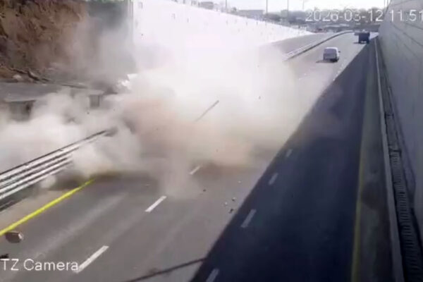 Повезло, что дорога была пустой. Появилось видео обрушения дороги на путепроводе в Ташкенте