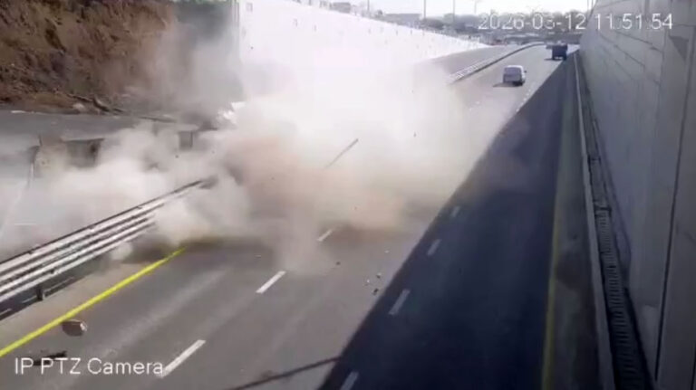 Повезло, что дорога была пустой. Появилось видео обрушения дороги на путепроводе в Ташкенте