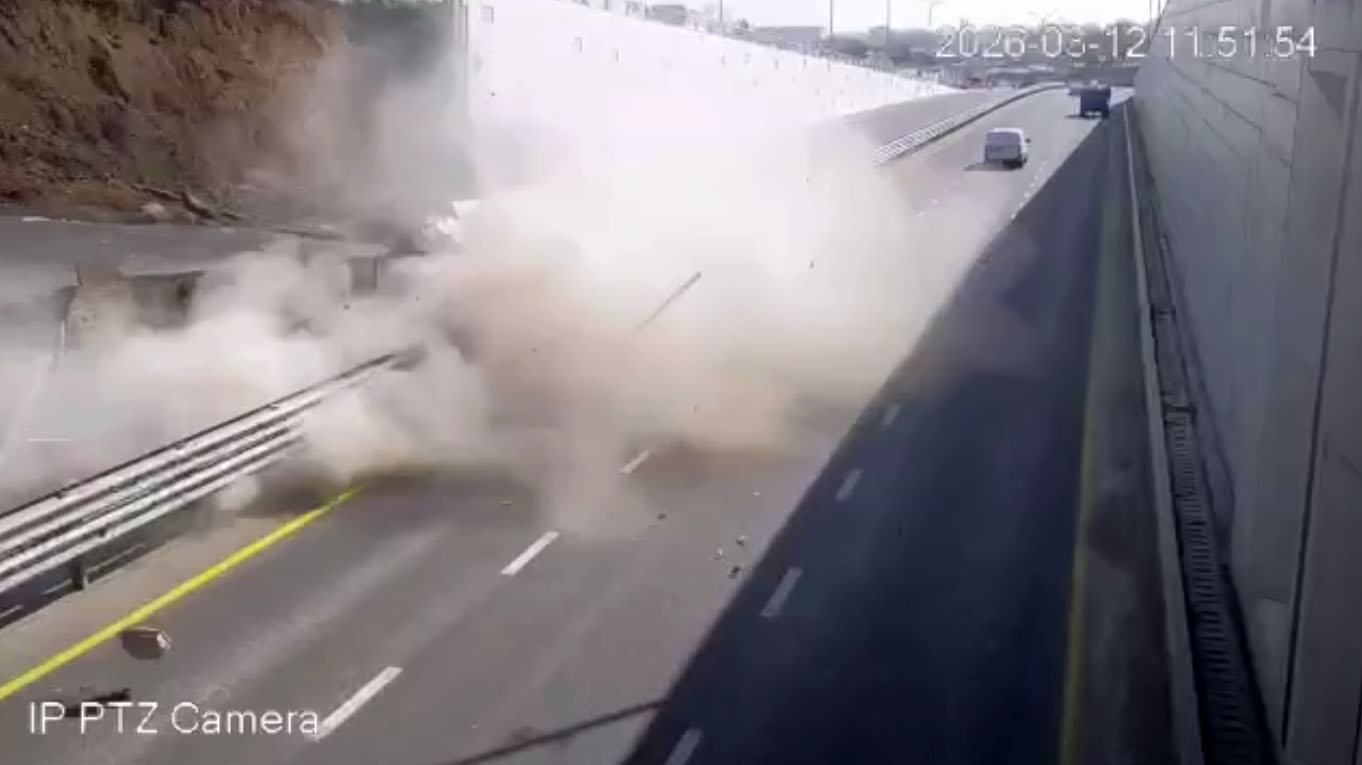 Повезло, что дорога была пустой. Появилось видео обрушения дороги на путепроводе в Ташкенте