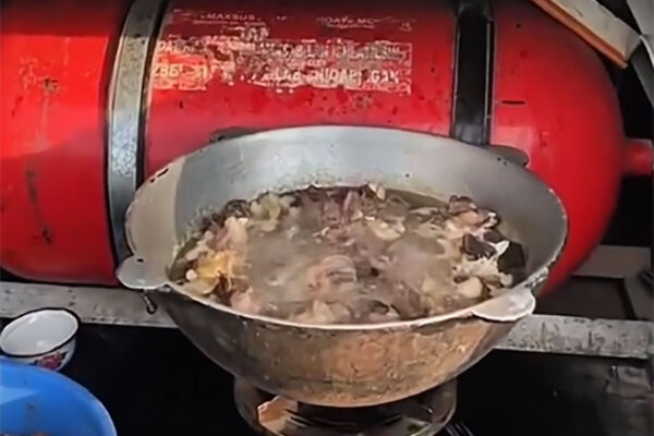 Новый тренд безумия. В Узбекистане начали готовить еду в багажниках автомобилей рядом с газовыми баллонами