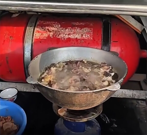 Новый тренд безумия. В Узбекистане начали готовить еду в багажниках автомобилей рядом с газовыми баллонами