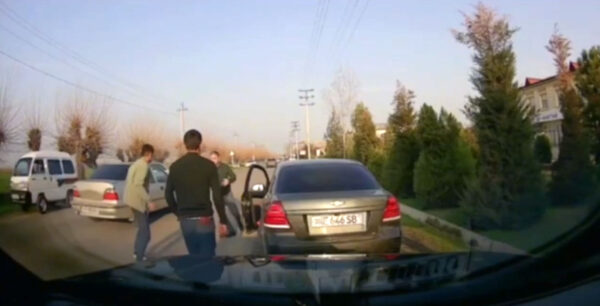 Mortal Kombat по-узбекски. Дорожный конфликт закончился дракой и «ударом Лю Канга»