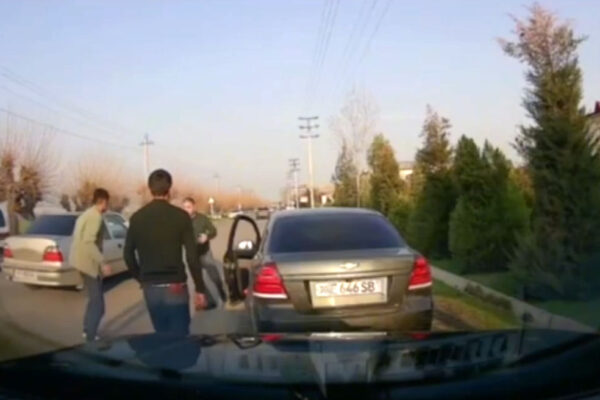 Mortal Kombat по-узбекски. Дорожный конфликт закончился дракой и «ударом Лю Канга»