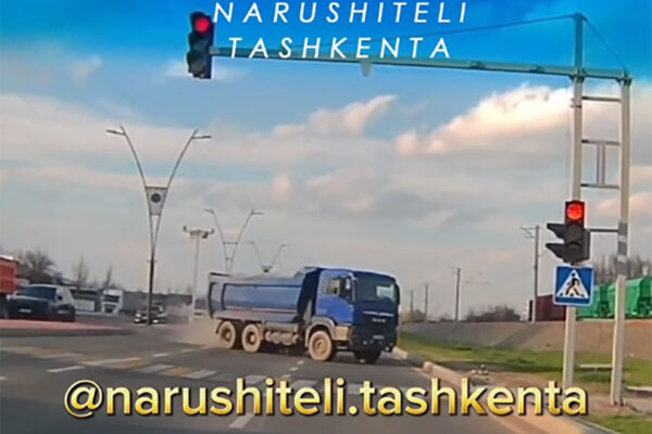 В Ташкенте грузовик едва не протаранил авто на перекрёстке: водитель вылетел на встречку и снёс знак