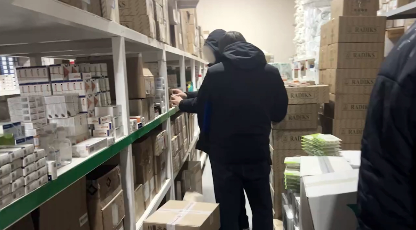 Таблетки с сюрпризом: в Узбекистане накрыли подпольные склады и «домашнюю аптеку»