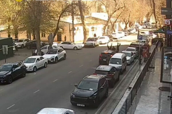 Разборки по-ташкентски: водитель на Юнусабаде после конфликта въехал в группу людей