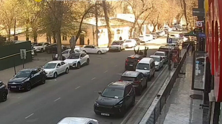 Разборки по-ташкентски: водитель на Юнусабаде после конфликта въехал в группу людей