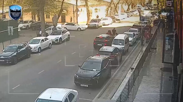 Семейные разборки по-ташкентски: мужчина на Tracker решил «закрыть конфликт» наездом на людей Семейные разборки по-ташкентски: мужчина на Tracker решил «закрыть конфликт» наездом на людей