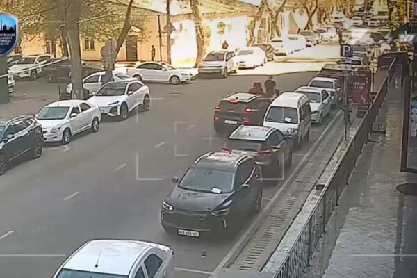 Семейные разборки по-ташкентски: мужчина на Tracker решил «закрыть конфликт» наездом на людей Семейные разборки по-ташкентски: мужчина на Tracker решил «закрыть конфликт» наездом на людей