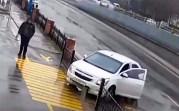 Парковка уровня «ловушка»: в Ташкенте Cobalt решил проскочить за Tahoe и попал на ремонт Парковка уровня «ловушка»: в Ташкенте Cobalt решил проскочить за Tahoe и попал на ремонт