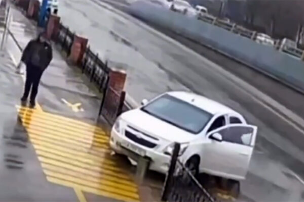 Парковка уровня «ловушка»: в Ташкенте Cobalt решил проскочить за Tahoe и попал на ремонт Парковка уровня «ловушка»: в Ташкенте Cobalt решил проскочить за Tahoe и попал на ремонт