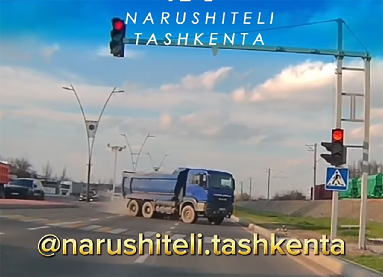 В Ташкенте грузовик едва не протаранил авто на перекрёстке: водитель вылетел на встречку и снёс знак