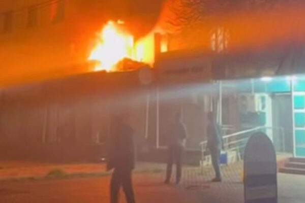 Ночной пожар у метро «Буюк Ипак йули»: огонь вспыхнул в квартире, пострадавших нет