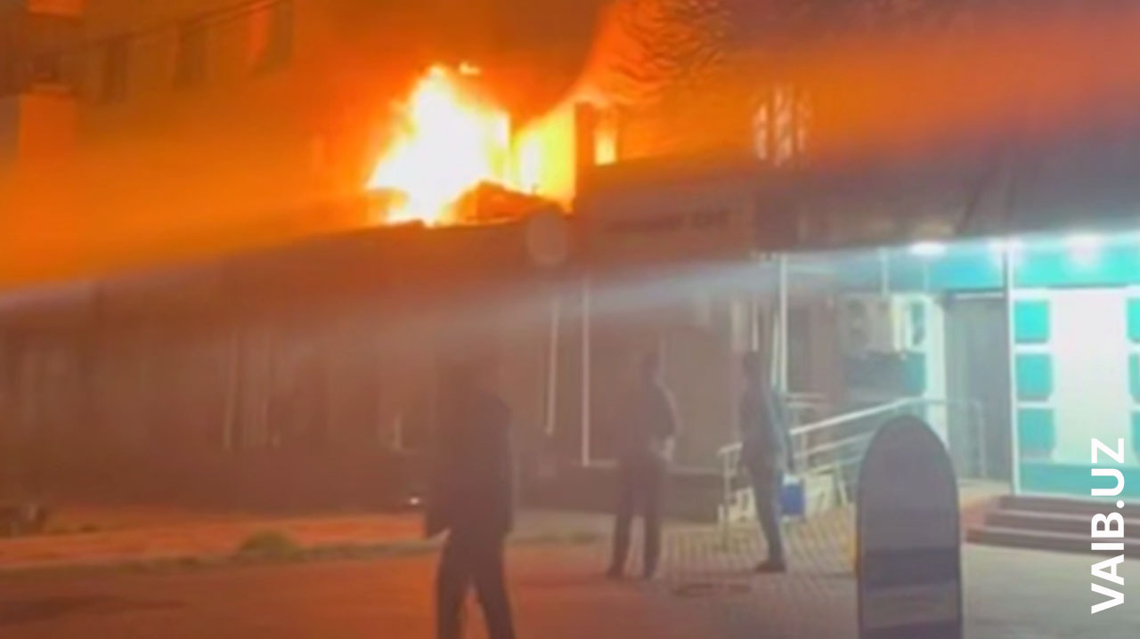 Ночной пожар у метро «Буюк Ипак йули»: огонь вспыхнул в квартире, пострадавших нет