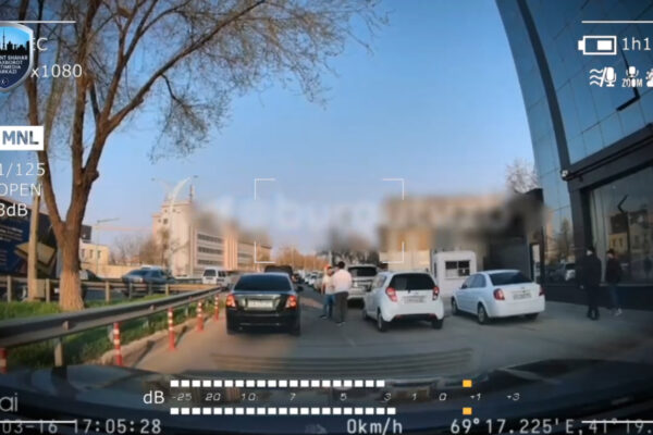 В Ташкенте водители устроили «махач» посреди дороги В Ташкенте водители устроили «махач» посреди дороги
