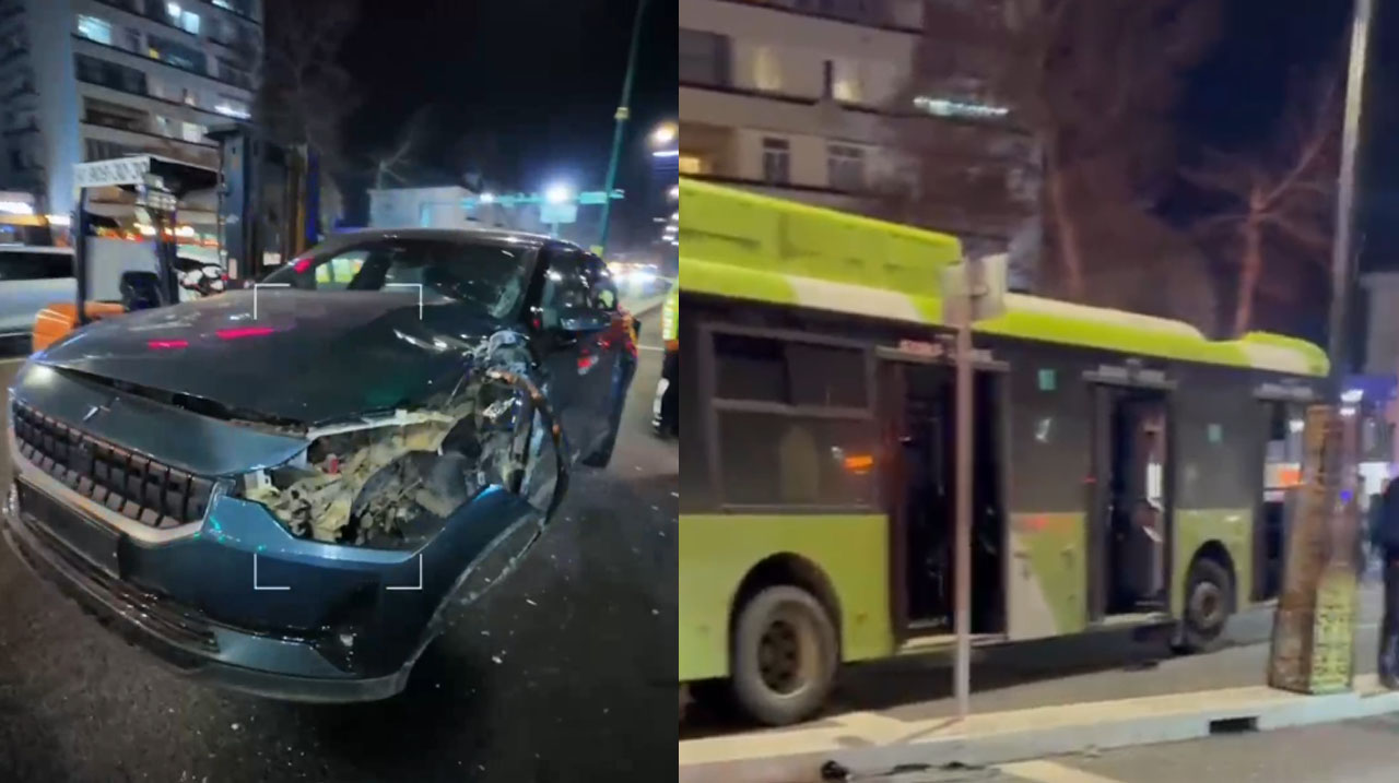 Повернул «как захотел». В Ташкенте легковушка врезалась в автобус-гармошку на полосе BRT