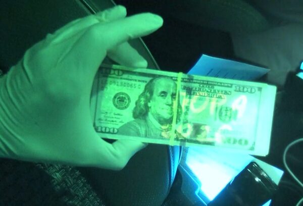 В Узбекистане задержан инспектор прокуратуры при получении 9 тысяч долларов: он обещал «отмазать» от штрафа