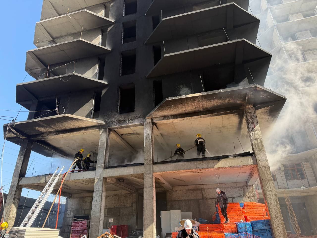 Чёрный дым над новостройкой. В Юнусабадском районе Ташкента произошёл пожар