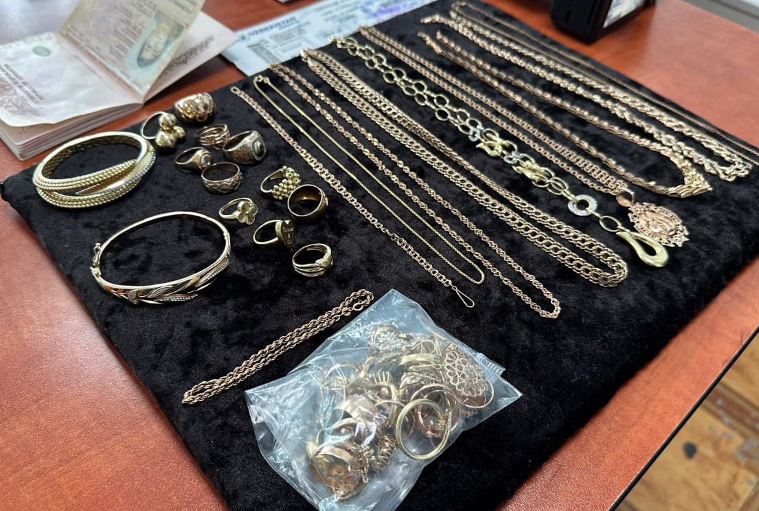 Золото «внутреннего пользования»: в аэропорту Ташкента поймали двух женщин, пытавшихся вывезти золотые изделия в интимных местах